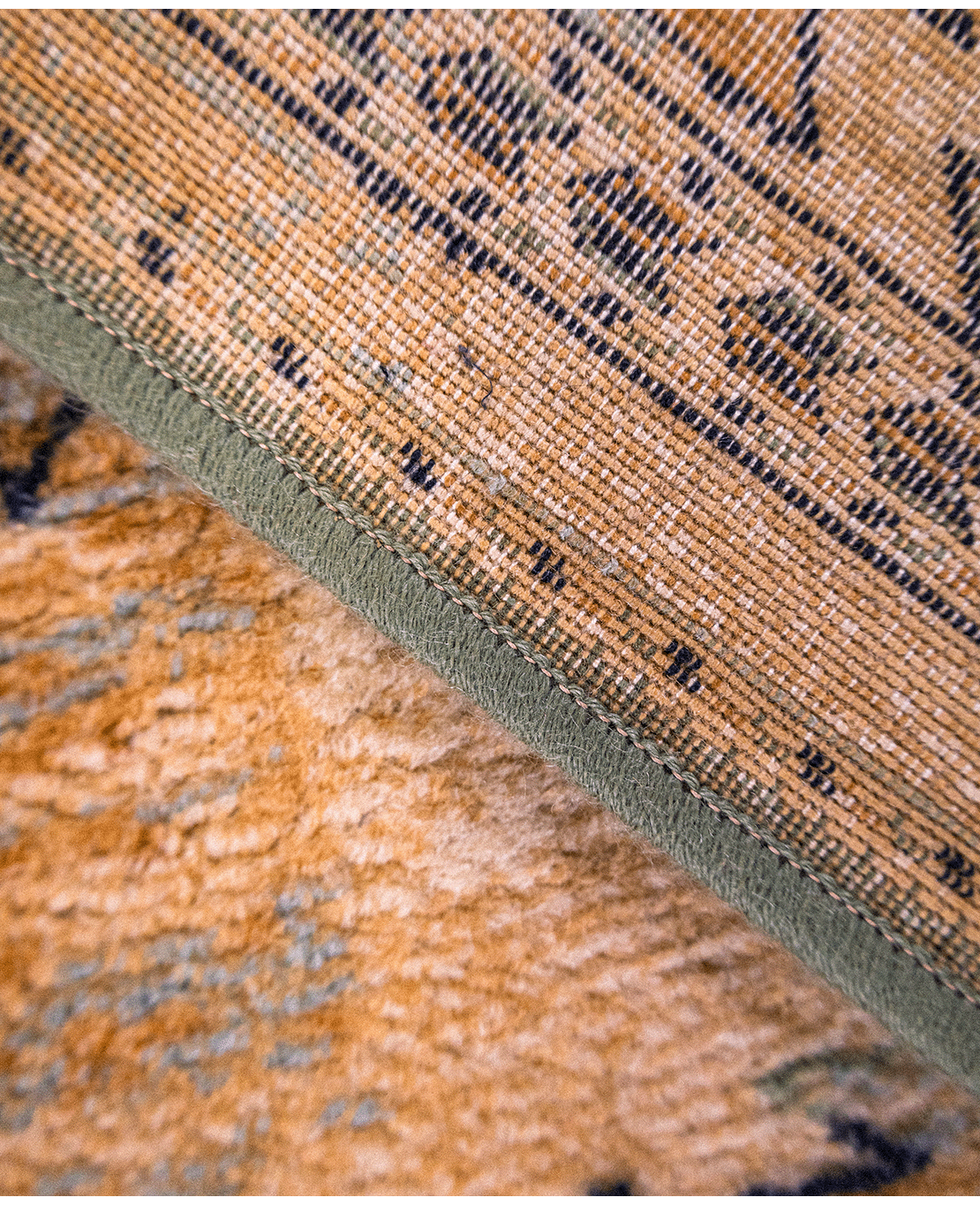 Classic machine-made wool rug - Image 4