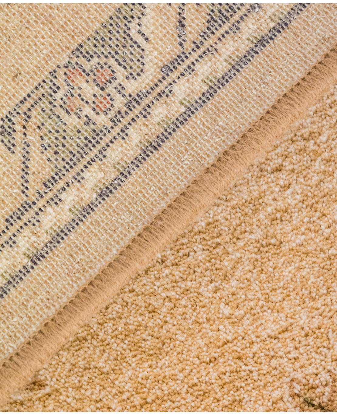 Classic machine-made wool rug - Image 4