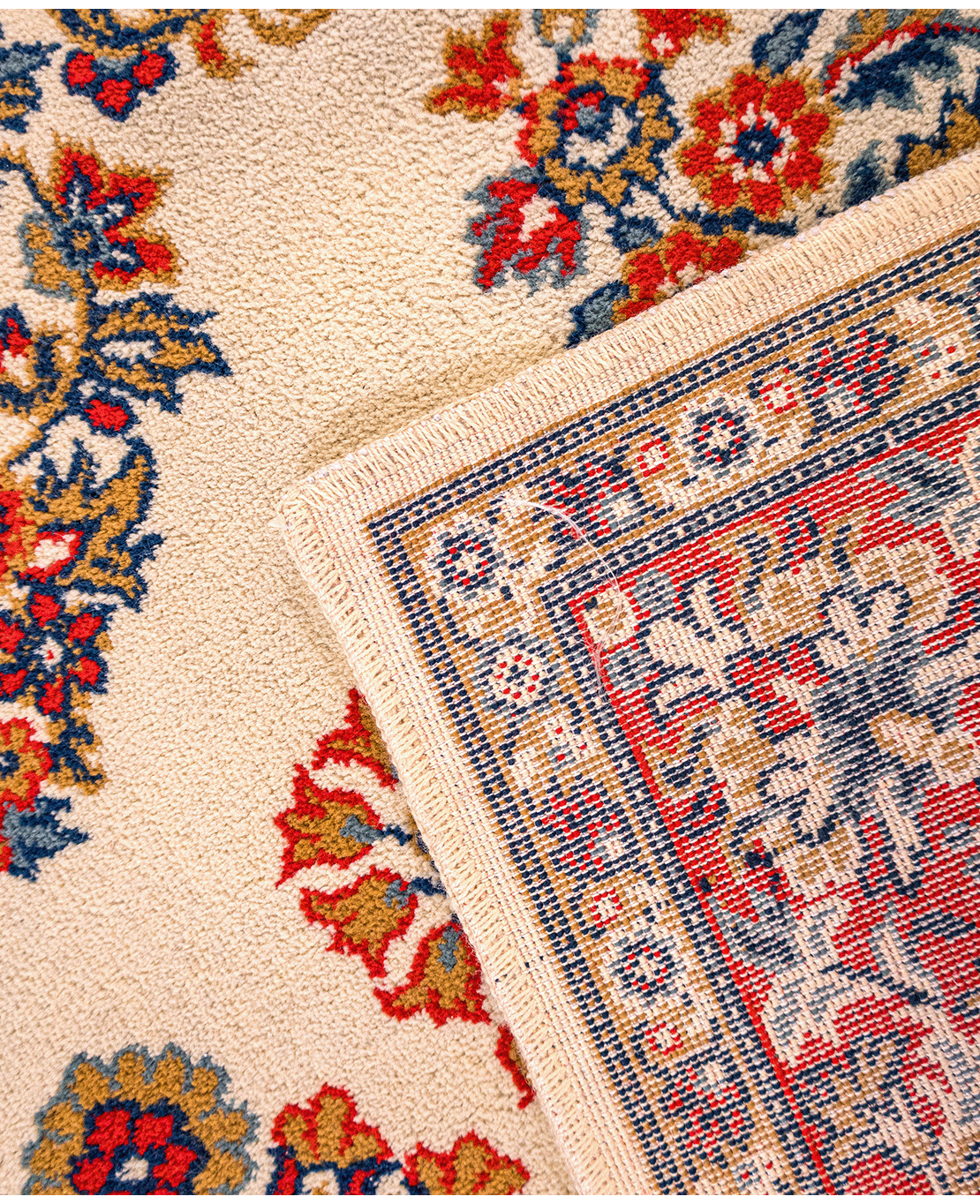 Classic machine-made wool rug - Image 4