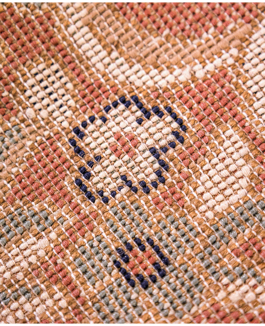 Classic machine-made rug - Image 6