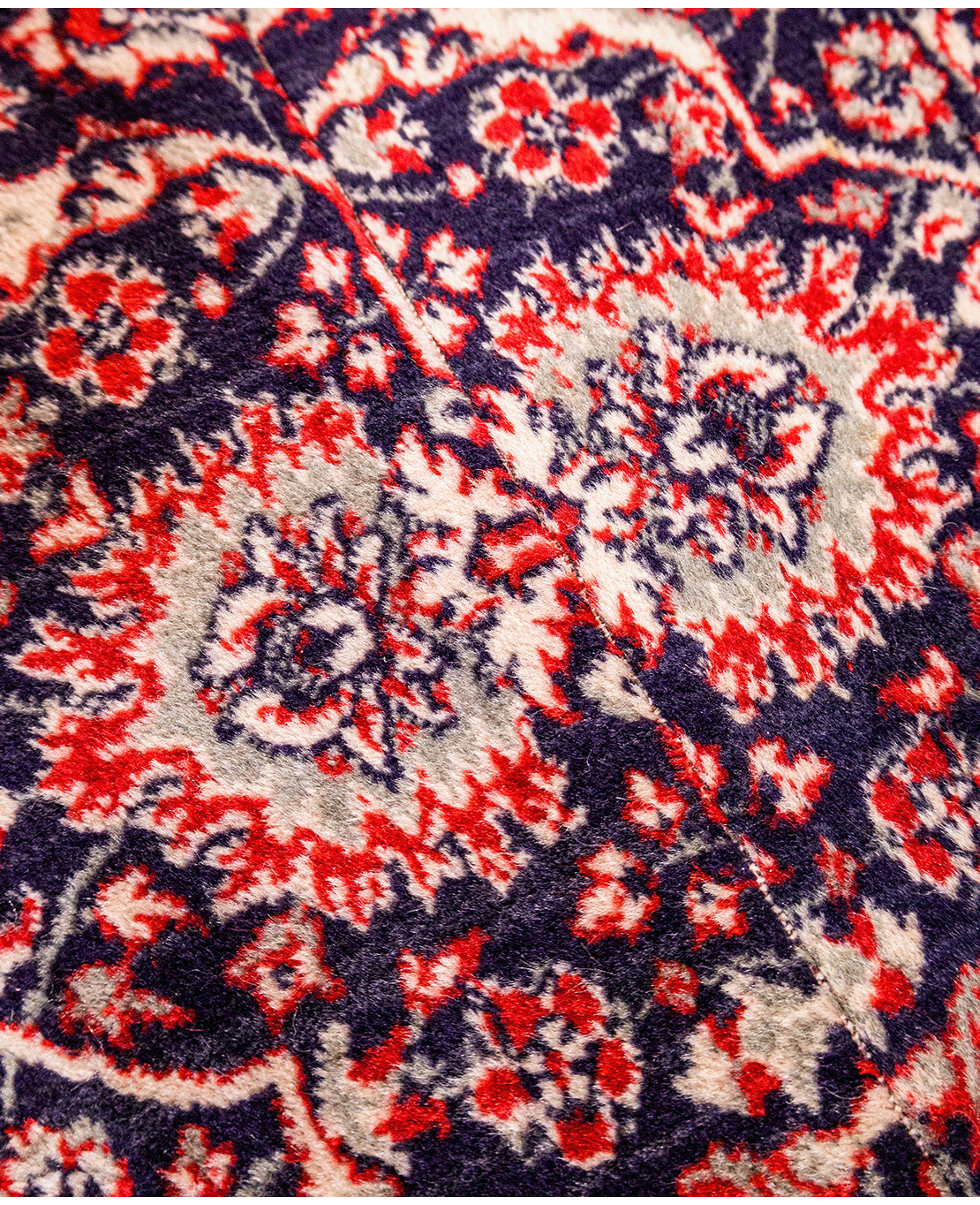 Classic machine-made rug - Image 3