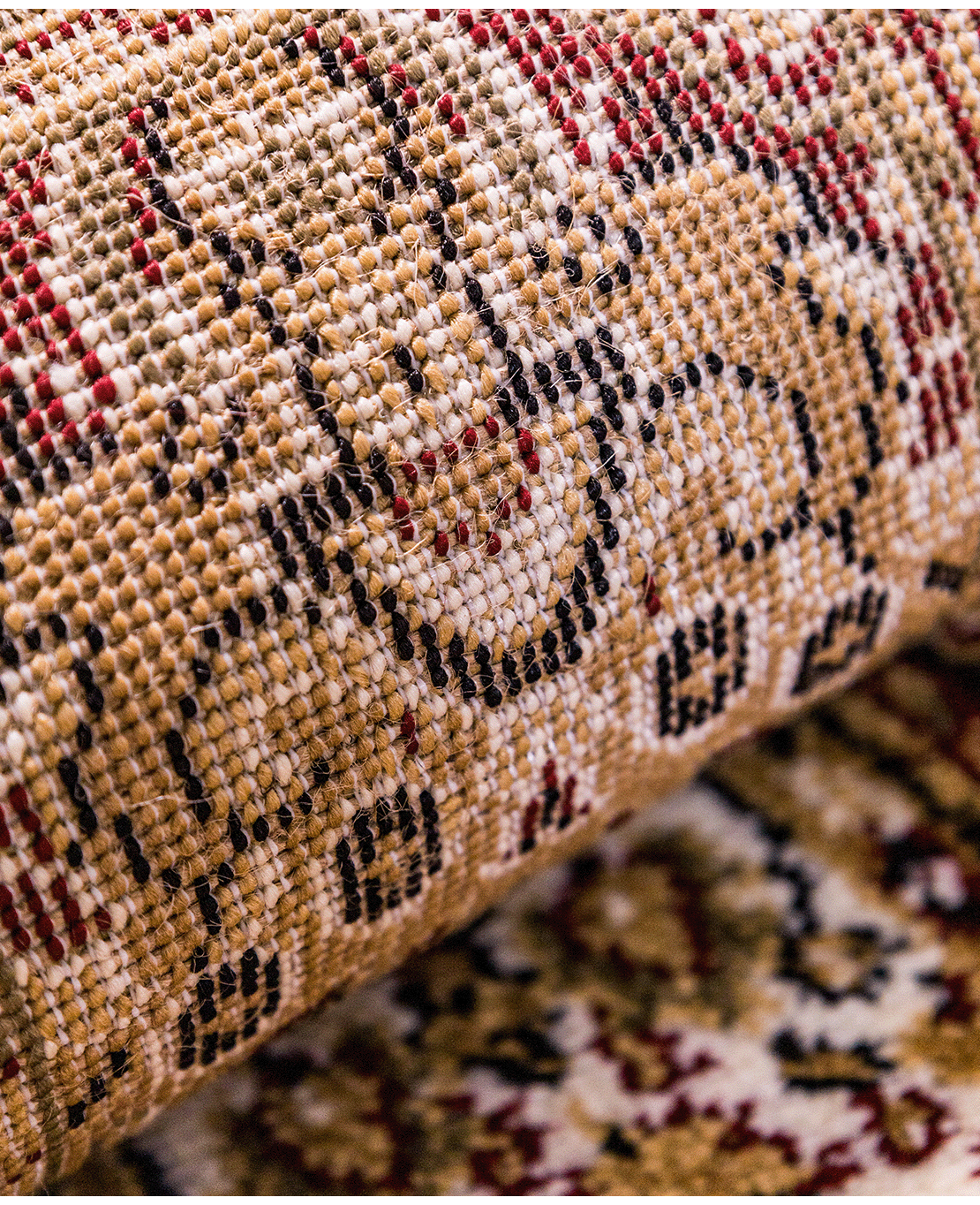 Classic machine-made rug - Image 4
