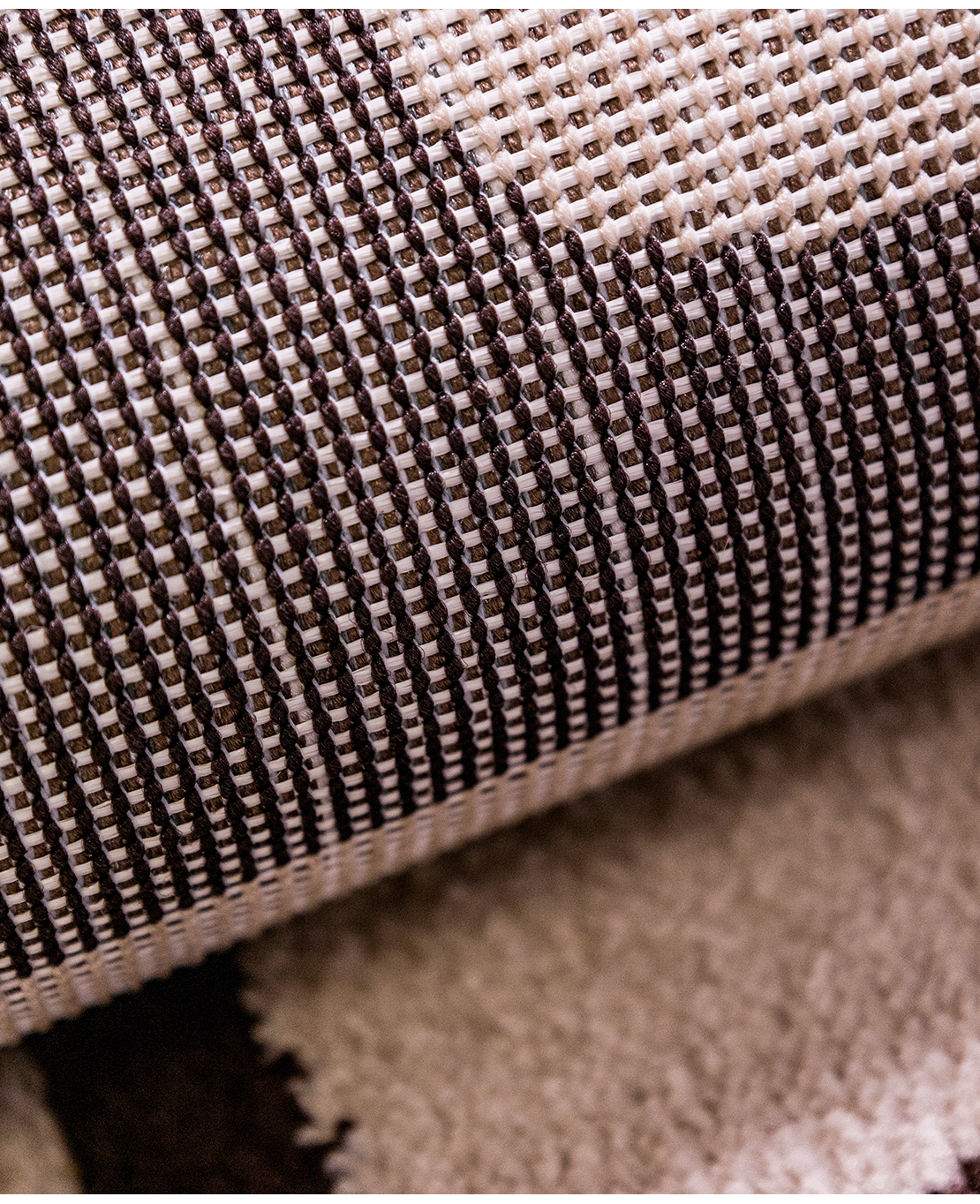 Modern machine-made rug - Image 3