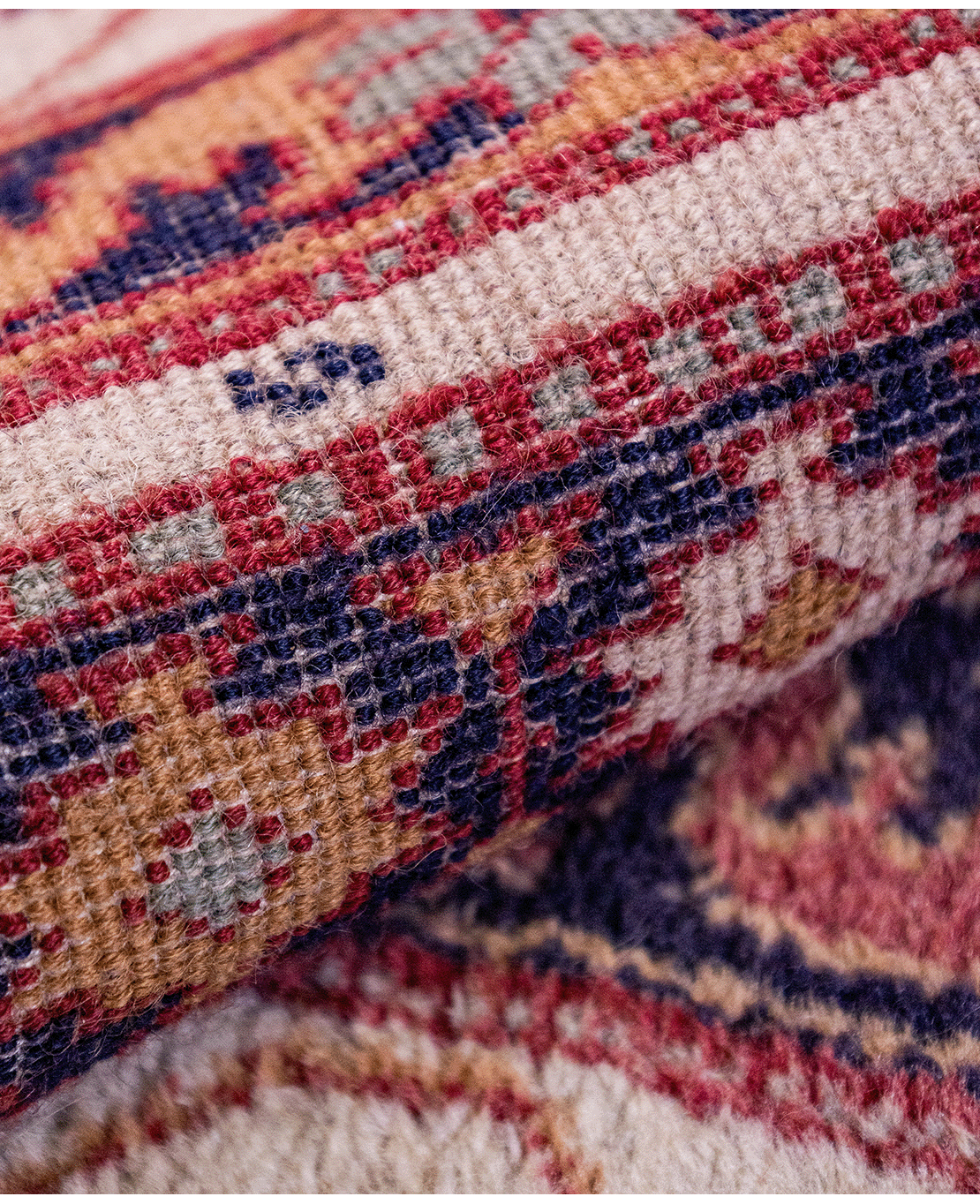 Classic machine-made wool rug - Image 2