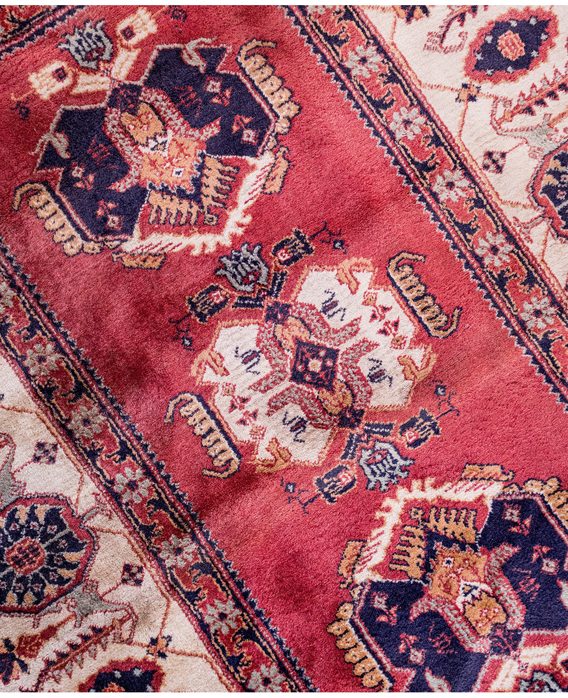 Classic machine-made wool rug - Image 3