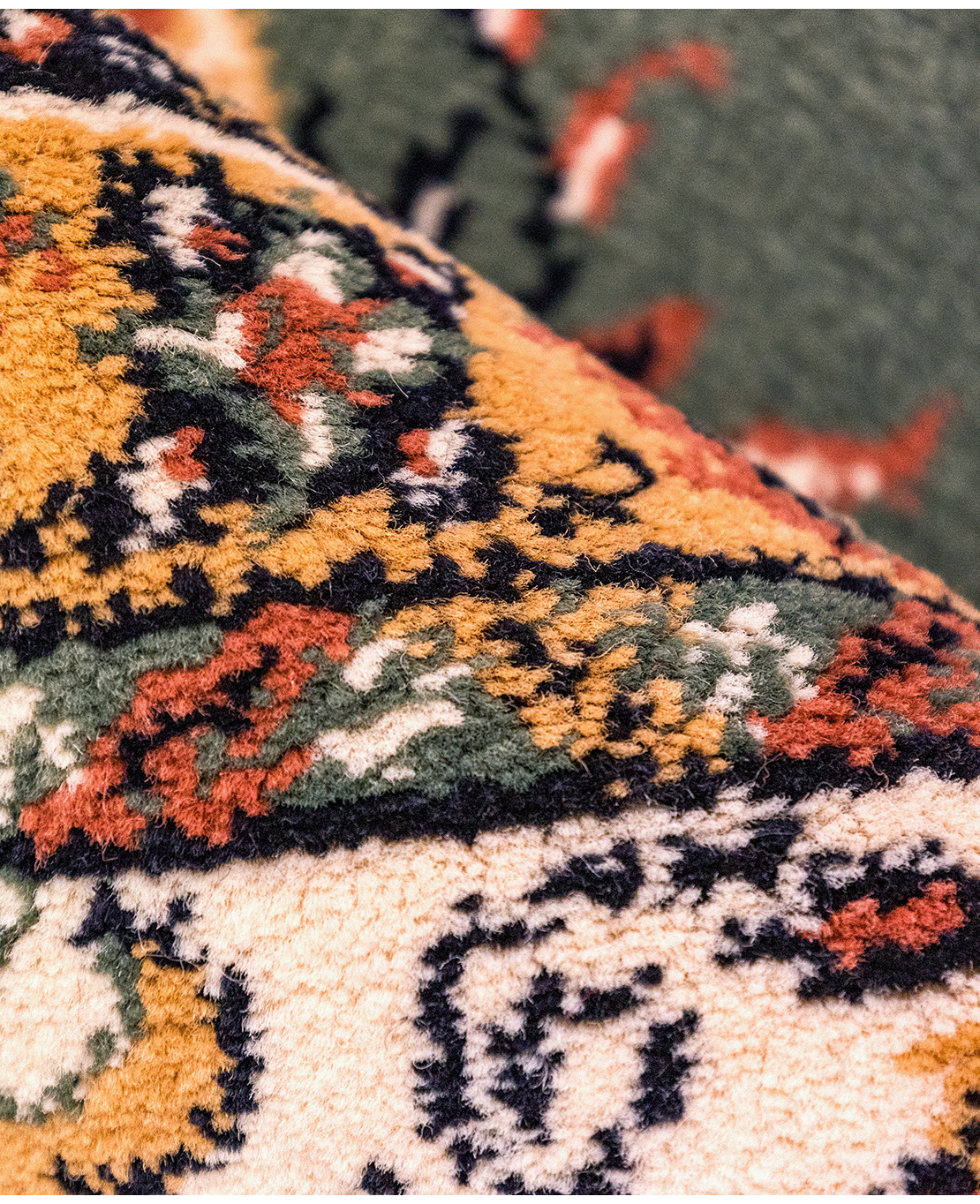 Classic machine-made rug - Image 4